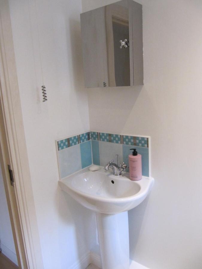Amazing 2 Bedroom Cottage Apartment with Free Private Parking, Free Netflix&Free Wi-Fi Glasgow Buitenkant foto