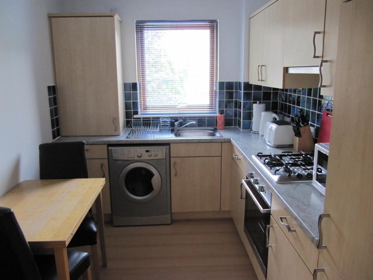 Amazing 2 Bedroom Cottage Apartment with Free Private Parking, Free Netflix&Free Wi-Fi Glasgow Buitenkant foto
