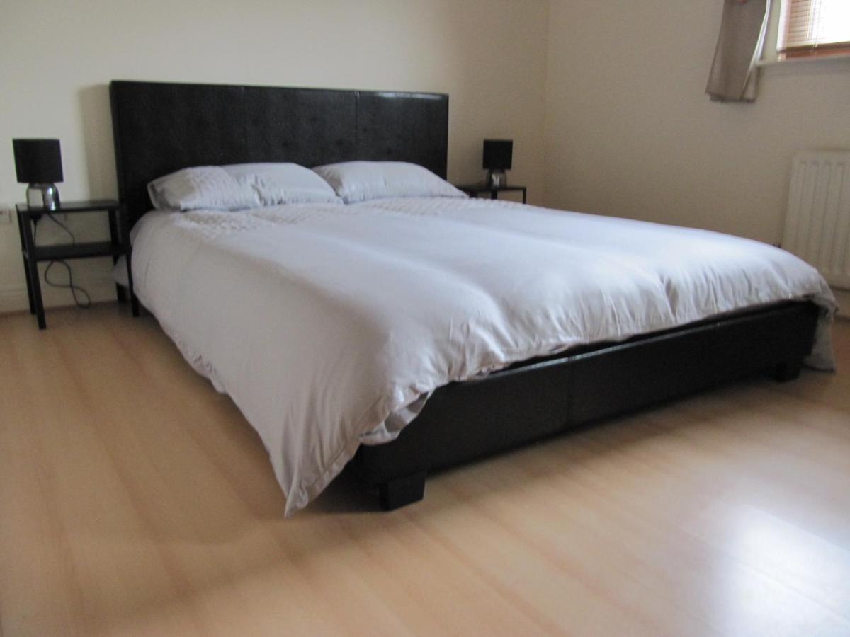 Amazing 2 Bedroom Cottage Apartment with Free Private Parking, Free Netflix&Free Wi-Fi Glasgow Buitenkant foto