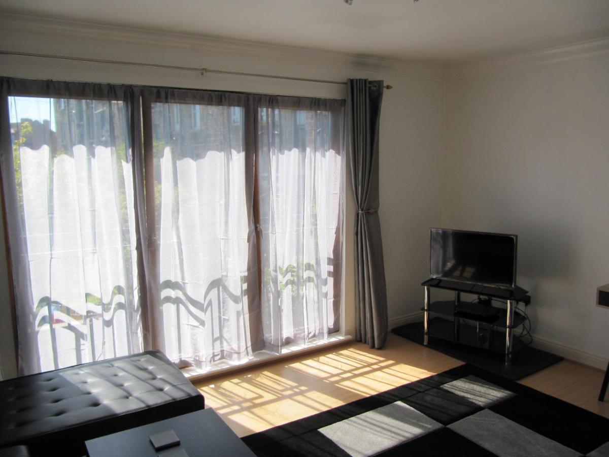 Amazing 2 Bedroom Cottage Apartment with Free Private Parking, Free Netflix&Free Wi-Fi Glasgow Buitenkant foto